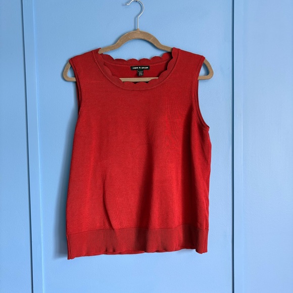 Cable & Gauge Tops - Autumn Red Sleeveless Top w/ Scalloped Collar - Women’s Size XL
